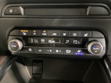 温度の設定のみで快適な風量やモードなどを自動調整してくれるフルオートエアコンを装備!