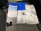 メンテナンスノート【点検整備記録簿・保証書】、取説も揃ってます。カバンに入れたままでも、ドアの解錠・施錠、エンジンスタートが可能なスマートキーは2個セットです。