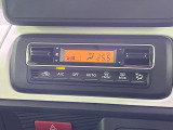 【オートエアコン】一度お好みの温度に設定すれば、車内の温度を検知し風量や温度を自動で調整。暑い&hellip;寒い&hellip;と何度もスイッチ操作をする必要はありません。快適な車内空間には必須の機能ですね♪