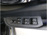運転席ドアの操作しやすい位置にミラー操縦スイッチがついておりますので、ストレスなく自分のフィットする位置にセッティング頂けます。