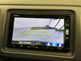 リバースギアに入れるだけで後方の表示へ切り替わります。夜間や雨の日の駐車も楽になりますよ。