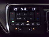 オートエアコンは左右席で独立温度コントロールが可能です。シートヒーター付きで、冷えた車内でもスイッチを押せば数秒で座面と背もたれがあたたかくなります。
