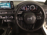 【ハンドル】運転にかかわる様々な操作を安全に行えるように視点移動が少なく操作性に配慮されたスイッチ類が凝縮されたコックピットです。