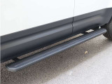 ディーラーオプションの電動サイドステップを装着。車高のあるディフェンダー110への乗降をサポートする人気装備です。