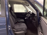 ウォークスルーが出来るセパレートシートの運転席は、シートハイトアジャスターが付いています。