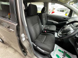 フロントシートです。運転席には座面の上下調節が可能なハイトアジャスターが装備されております。大きな痛み等が無く綺麗な状態です。