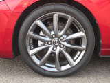 18インチ純正アルミホイールを装備。タイヤサイズは215/45R18となります。