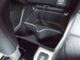 運転席からも助手席からも手の届きやすい位置にドリンクホルダーが付いています。
