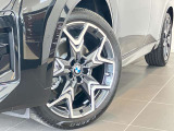 BMW純正アロイホイールはモデルやパッケージに合わせてデザインされています。洗練されたデザインで、足元の個性を引き立てます。