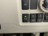 家族でクルマを運転する場合、擦ったりしないか心配ですね。コーナーセンサーも付いてますので、障害物が近づいたら、音で知らせてくれます。