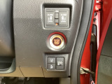 【両側パワースライドドア】です。リモコンや運転席のスイッチ操作で楽々自動開閉。スマートキーをポケットやバッグに入れたままで、キーを差し込むことなくボタンを押すだけでエンジンが始動します。