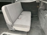 あると助かる3人掛けの後部座席です。収納可能なので荷室のスペース効率が広がります。