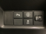 ハンドルの右側にはヘッドライトレベライザーとHondaセンシング用のメインスイッチがついています。ヘッドライトレベライザーは道路状況や積荷の加重に応じてライトの高さを調節できます。