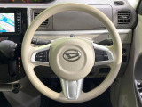 インテリアに合わせたデザインのステアリングは、運転される方のことも考え、運転しやすい形状、大きさです。是非一度、実際に触ってお確かめください。