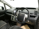 見通しのよいすっきりとした視界で、誰でも運転しやすいです。運転のしやすさは疲れにくさにも繋がりますよ♪