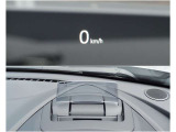 【頻繁に確認する項目】 車速度を確認する際にメーターを注視しよそ見をしてしまいますが、ヘッドアップディスプレイにメーターが投影されているのでよそ見の防止につながります。