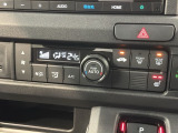運転席にはシートヒーターが付いています!寒い日に便利な装備ですね。