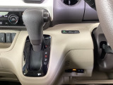 運転席周辺のスマートなレイアウトが、操作のしやすさを実現。快適なドライブをサポートします。パーキングブレーキはフットブレーキタイプです。