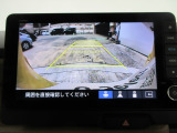 バックカメラの画像です。ガイドラインがスムースな車庫入れをサポートいたします。車庫入れの安心感がアップしますね。