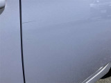 ドア部分に線傷がございます。