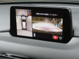 オプション装着の360&deg;ビューモニターでは、両サイドとフロント、バックカメラの合成で、あたかも上空から見下ろした様に周囲を確認して頂けます。駐車場だけでなく、T字路等でも活躍のアイテムです。