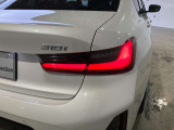 L字型リアコンビランプ:BMWの伝統的なデザインのひとつです。夜間でも誰が見てもBMWとわかる印象的なデザイン。