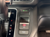 運転席と助手席と後席をそれぞえ別々の温度調節が可能なトリプルゾーンオートエアコンを装備しております!ワンタッチですのでどなたでも簡単に操作できます!室内はこれでいつでも快適に保たれます。