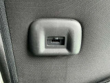 後部座席にもUSB充電ポートが付いています。