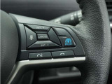 ◆アダプティブクルーズコントロール◆予め設定した車速内でクルマが自動的に加減速。前走車との適切な車間距離を維持しながら追従走行します。【LKAS】車線維持支援システムでステアリング操作を支援。