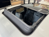 オプション設定のパノラマルーフシステムが装着されておりますので、明るい車内と開放感を提供してくれます