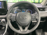 インテリアに合わせたデザインのステアリングは、運転される方のことも考え、運転しやすい形状、大きさです。是非一度、実際に触ってお確かめください。