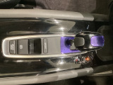 ハイブリッド専用セレクトレバーです。シフトチェンジを電子信号で送信するセレクトレバーを採用していますので、軽快でスマートな操作を楽しめます。サイドブレーキはスイッチ操作の電子制御パーキングブレーキです