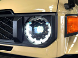 【LEDヘッドライト】悪天候や夜間走行時も良好な視界を確保し安心して運転できる高輝度LEDヘッドライトを装備!点灯速度が早く、消費電力も抑えられています。