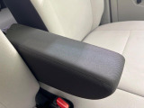 【アームレスト】運転中の身体の負担を軽減してくれるアームレストを装備♪