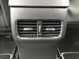 後部座席にもエアコン吹き出し口がしっかり装備されています。