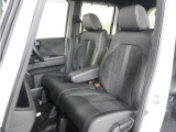 運転席と助手席は足元が繋がっているので自由に行き来しやすいので駐車場が狭いときでも助手席側からスムーズに乗り降りできて便利!