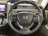 ハンドルにHondaセンシング系のクルーズコントロールやレーンキープアシストなどのスイッチと、オーディオの操作スイッチが装備されています。ハンドルから手を離さず安全に操作できます。