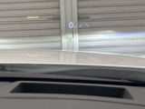【カラーヘッドアップディスプレイ】現在の速度や走行情報をデジタル表示で運転席前方のガラスに投影!カラー付きで視認性も高く、運転中目線をずらさず必要な情報を確認できるのでとっても便利で安心!