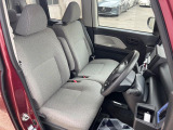運転席まわりには十分なスペースがあり、大柄な方でもゆったり運転していただける環境です。