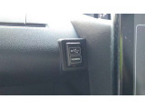 充電用USB端子付き。スマートフォンなどの充電に便利です。