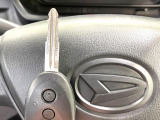 【キーレス】少し離れた場所からでもボタン一つでドアの開錠・施錠ができるのでとっても便利!ドアの鍵穴周りに傷をつけることもありません♪