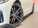 BMW純正アロイホイールはモデルやパッケージに合わせてデザインされています。洗練されたデザインで、足元の個性を引き立てます。