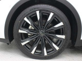 21インチアルミホイール(切削光輝+ブラック塗装)を装着しています。タイヤサイズ225/45R21