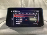 ハンドル操作をアシストすることにより車線からの逸脱回避を支援します。