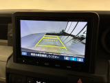 リバースギアに入れるだけで後方の表示へ切り替わります。夜間や雨の日の駐車も楽になりますよ。