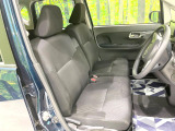 運転席まわりには十分なスペースがあり、大柄な方でもゆったり運転していただける環境です。