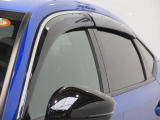 車内の空気の入れ替えだけでなく、雨天時の雨の入り込みや紫外線防止にも役立つドアバイザー装着済みです。