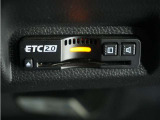 ◆ETC2.0装着◆進化したドライブ体験。料金収受システムだけだったETCが生まれ変わって、高速道路を賢く使うETC2.0に進化しました。多彩な情報サービスが便利で快適なドライブ体験を提供します。