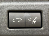 【パワーバックドア】スマートキーや運転席のボタンを押すだけでリアゲートが自動で開閉します!荷物を持っている時や、高い位置にあるバックドアを閉める際に便利な機能です♪