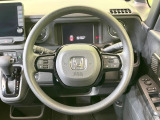 インテリアに合わせたデザインのステアリングは、運転される方のことも考え、運転しやすい形状、大きさです。是非一度、実際に触ってお確かめください。